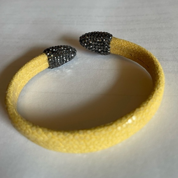 Yellow bracelet with ‘diamond’ accents - Picture 2 of 5